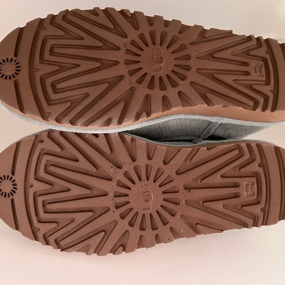 Never been worn size 5 woman’s/ youth size 5 Uggs - Picture 3 of 5